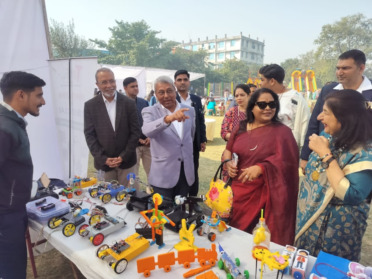 दिल्ली बाईपास स्थित वेंकटेश्वरा वर्ल्ड स्कूल में कला महोत्सव का आयोजन किया गया। स्रोत : संस्थान