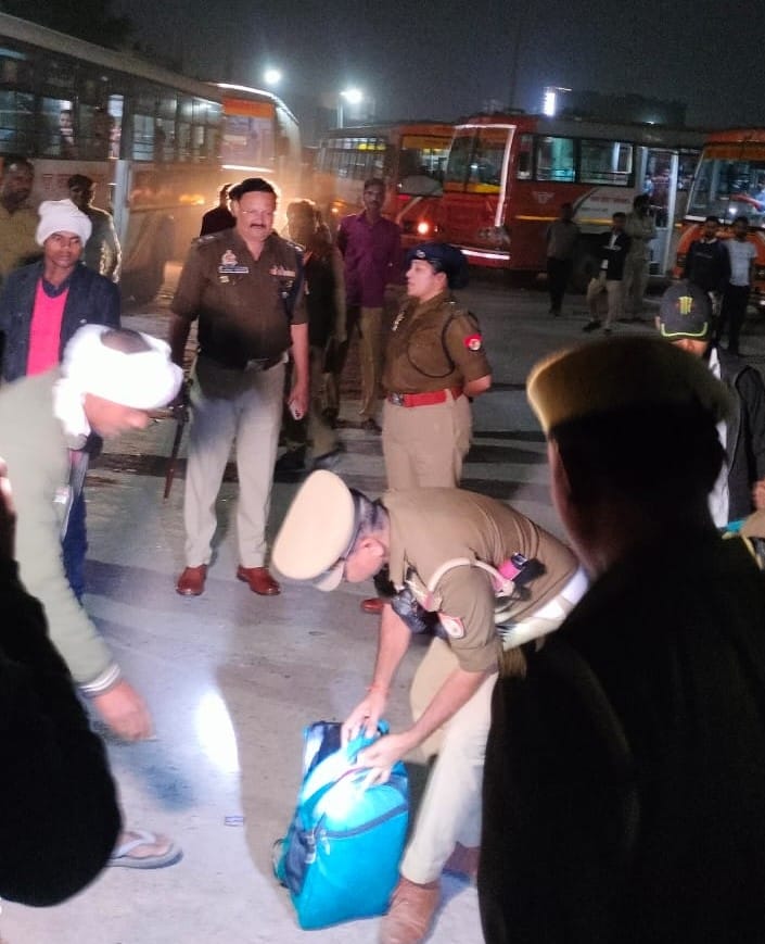 दिल्ली में हुए धमाके के बाद रेलवे स्टेशन पर सामान की चेकिंग कराते एसपी राजेश द्विवेदी। स्रोत: म दिल्ली में हुए धमाके के बाद रेलवे स्टेशन पर सामान की चेकिंग कराते एसपी राजेश द्विवेदी। स्रोत: म