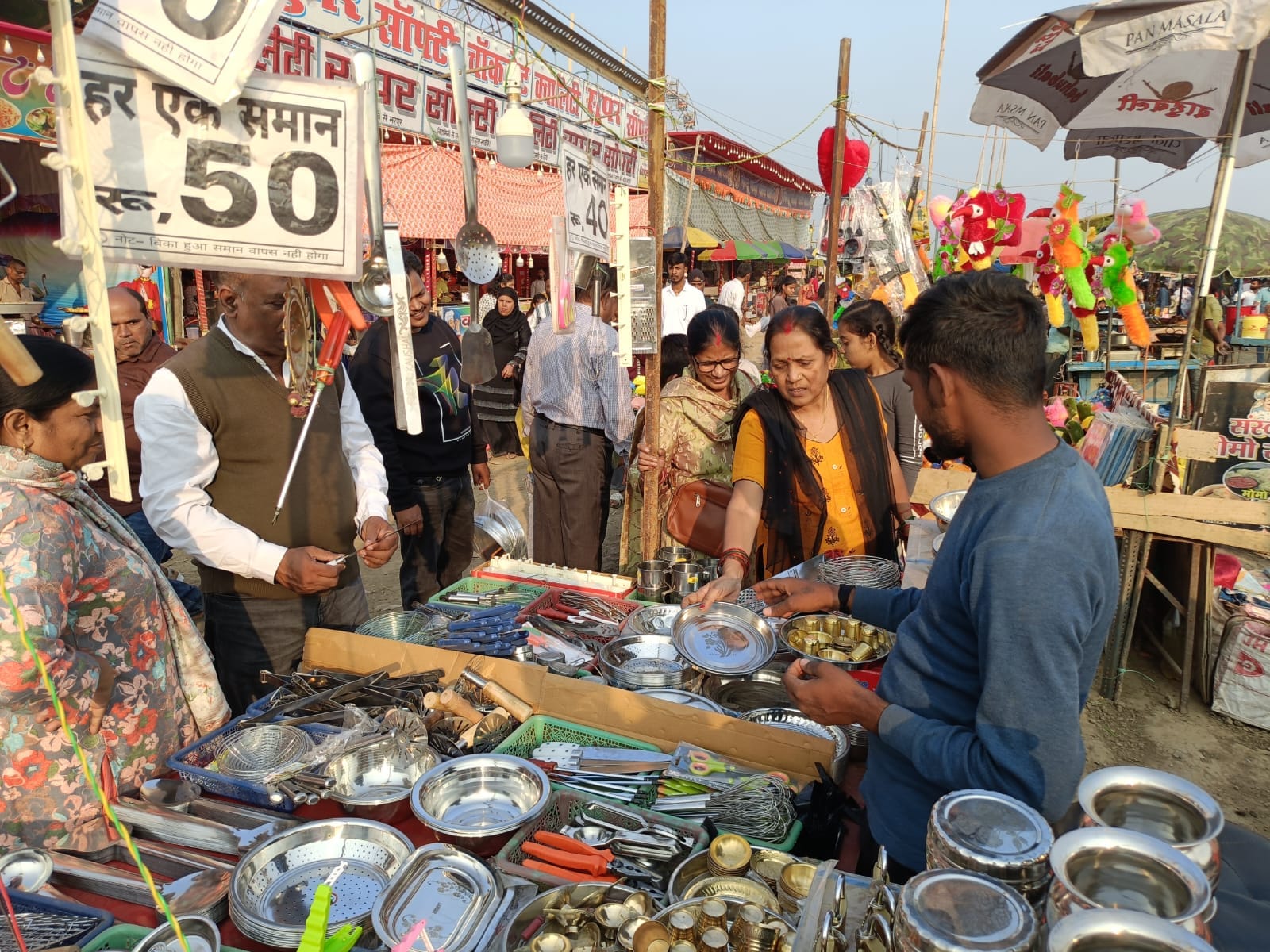 ददरी मेला में जाने वाले रास्ते का मरम्मत करता मजदूर।संवाद ददरी मेला में जाने वाले रास्ते का मरम्मत करता मजदूर।संवाद