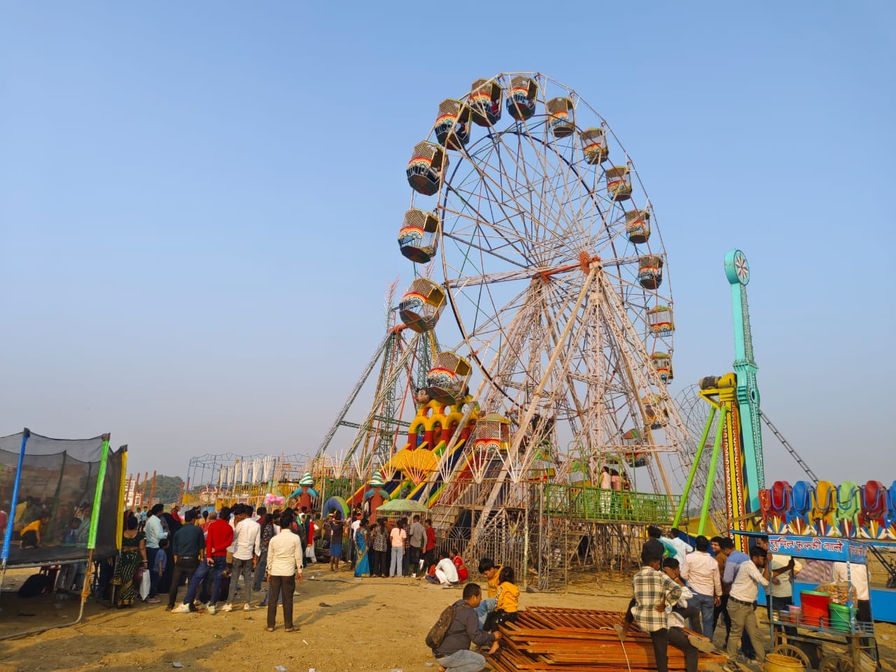ददरी मेला में जाने वाले रास्ते का मरम्मत करता मजदूर।संवाद ददरी मेला में जाने वाले रास्ते का मरम्मत करता मजदूर।संवाद