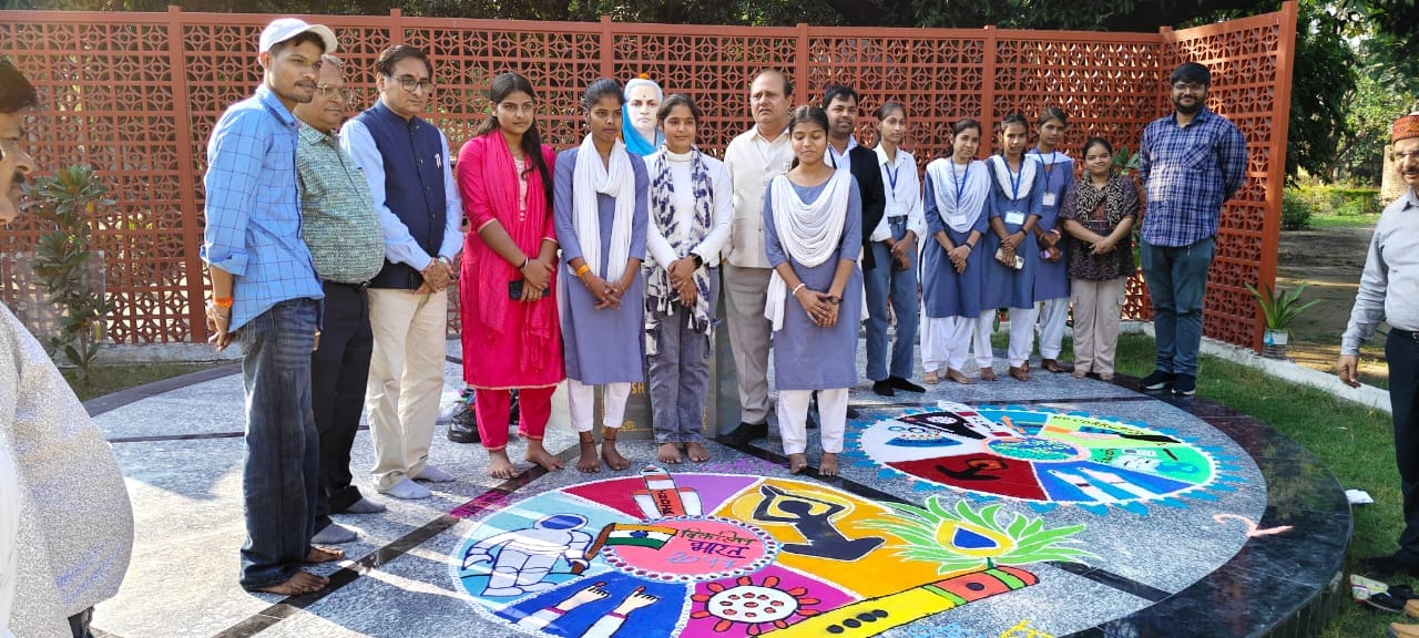 उपाधि महाविद्यालय में हो रहे नव प्रवाह में हुए अर्थशास्त्र कार्यशााला में जानकारी देते विशेषज्