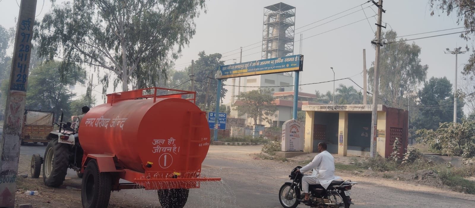10जेएनडी16,17: हांसी रोड पर पानी का छिड़काव करते हुए नगर परिषद के कर्मचारी। संवाद 10जेएनडी16,17: हांसी रोड पर पानी का छिड़काव करते हुए नगर परिषद के कर्मचारी। संवाद