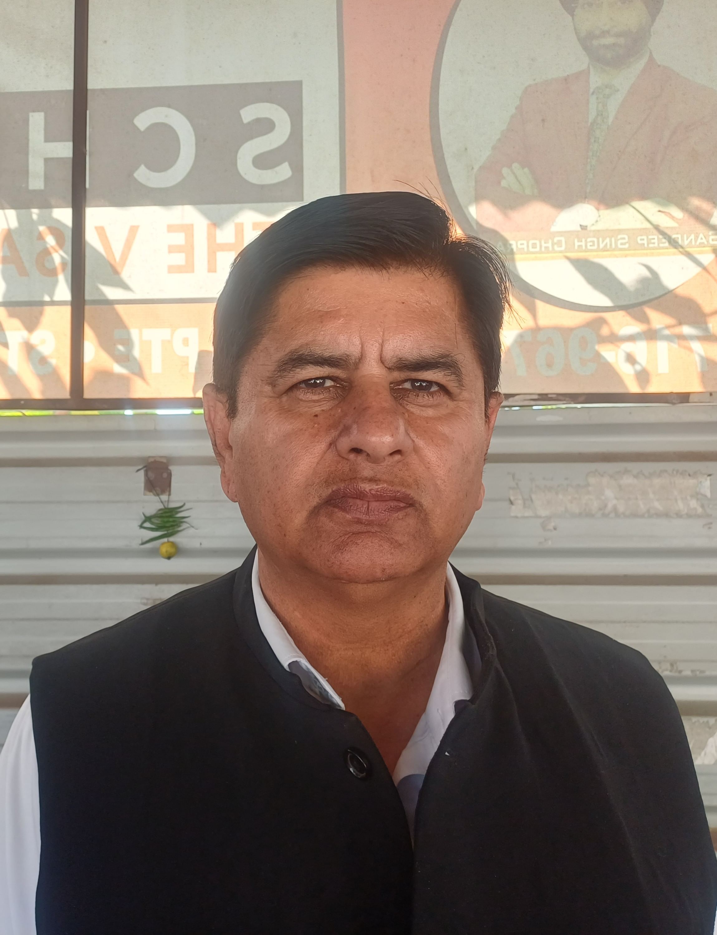 अंबाला छावनी तहसील में पेपरलैस रजिस्ट्री करवाने पहुंचे लोग। संवाद