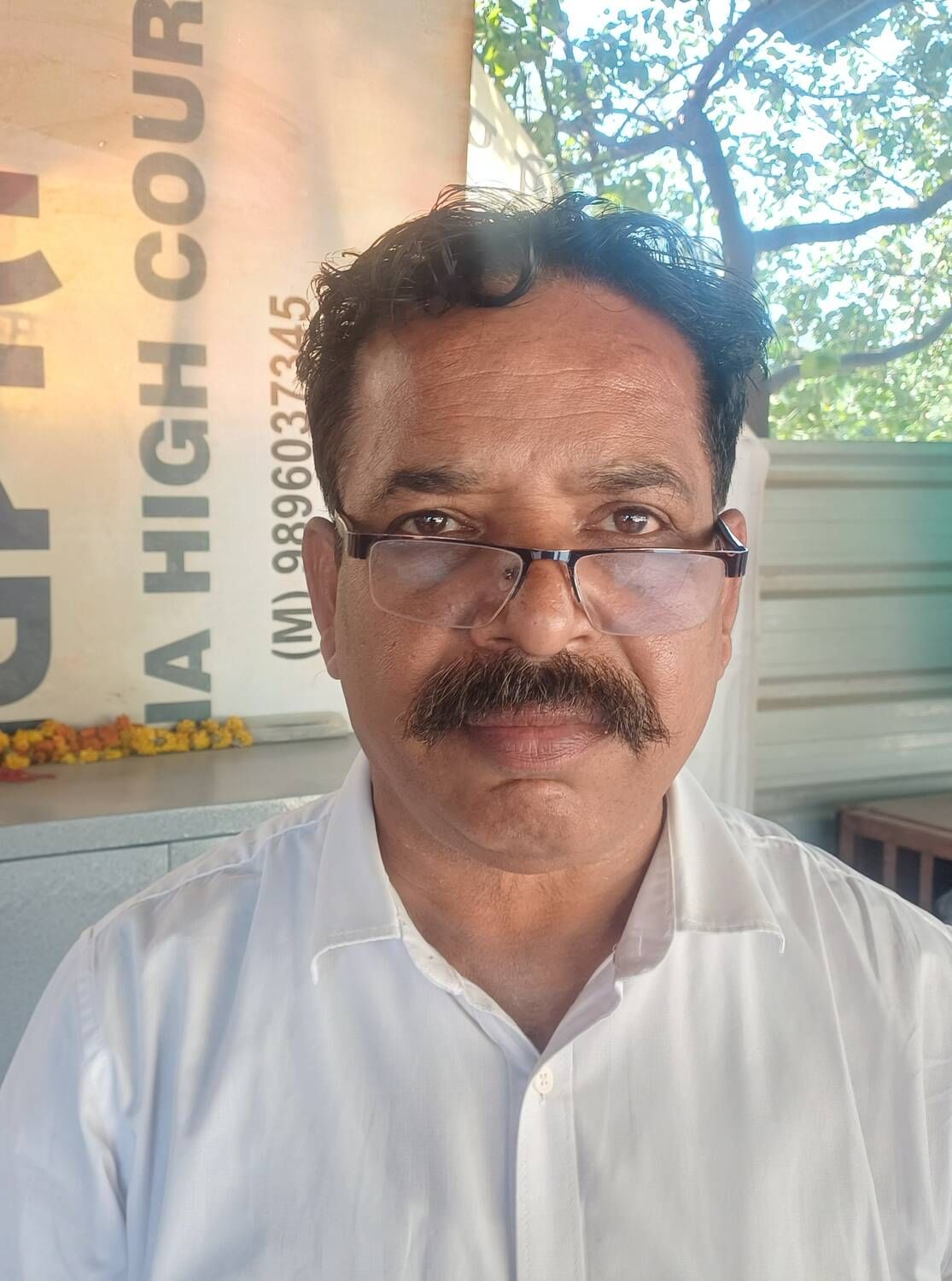 अंबाला छावनी तहसील में पेपरलैस रजिस्ट्री करवाने पहुंचे लोग। संवाद