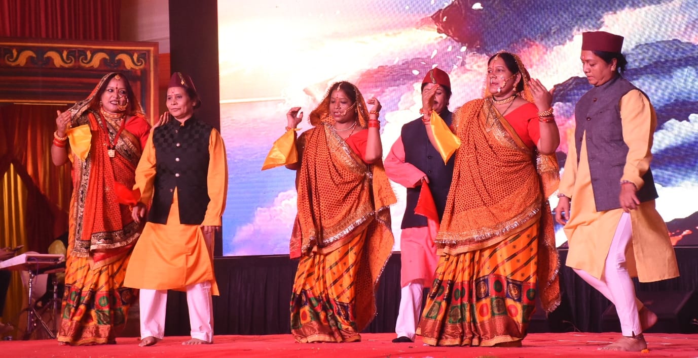 अवध की भूमि पर सोमवार को देवभूमि की समृद्ध सांस्कृतिक विरासत की खूबसूरत झलक देखने को मिली।