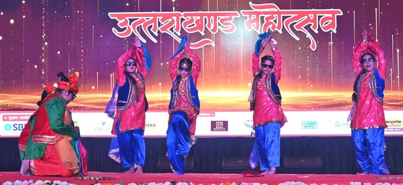 अवध की भूमि पर सोमवार को देवभूमि की समृद्ध सांस्कृतिक विरासत की खूबसूरत झलक देखने को मिली।