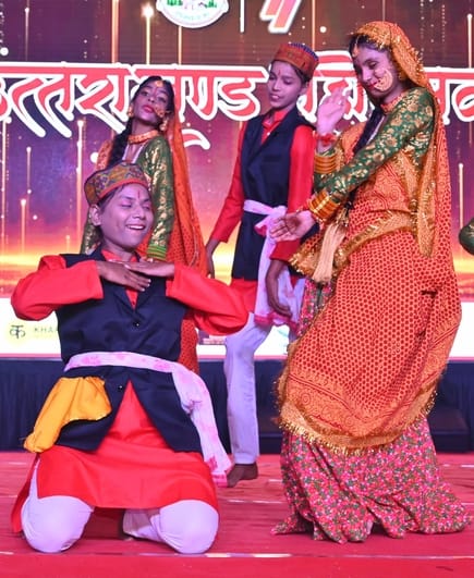 अवध की भूमि पर सोमवार को देवभूमि की समृद्ध सांस्कृतिक विरासत की खूबसूरत झलक देखने को मिली।