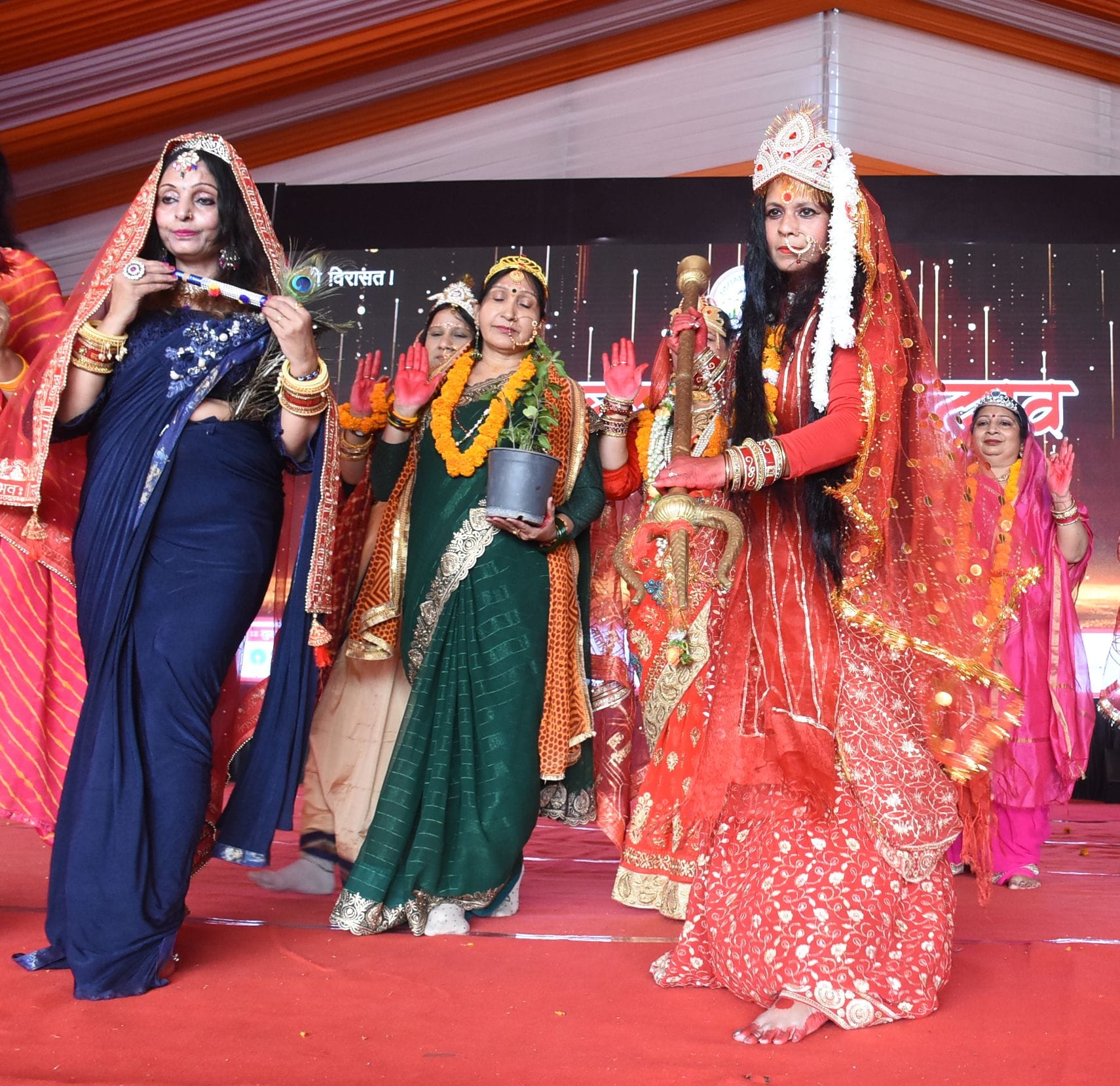अवध की भूमि पर सोमवार को देवभूमि की समृद्ध सांस्कृतिक विरासत की खूबसूरत झलक देखने को मिली।