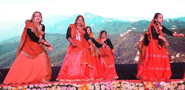 अवध की भूमि पर सोमवार को देवभूमि की समृद्ध सांस्कृतिक विरासत की खूबसूरत झलक देखने को मिली।
