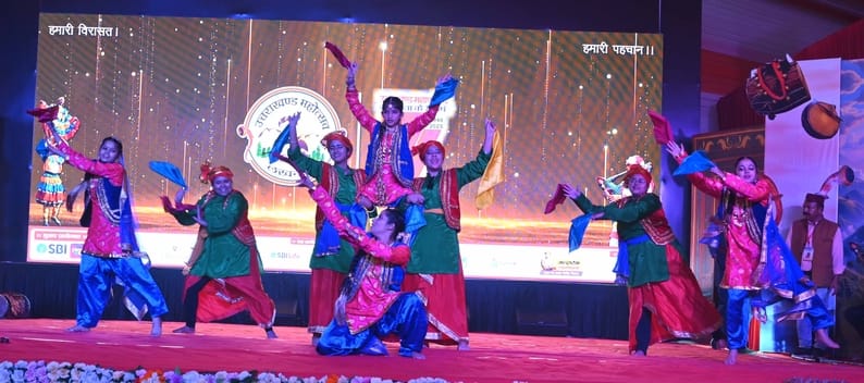 अवध की भूमि पर सोमवार को देवभूमि की समृद्ध सांस्कृतिक विरासत की खूबसूरत झलक देखने को मिली।