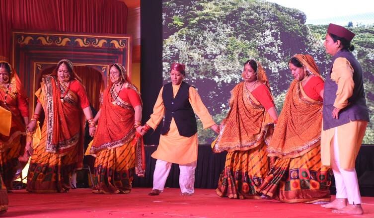 अवध की भूमि पर सोमवार को देवभूमि की समृद्ध सांस्कृतिक विरासत की खूबसूरत झलक देखने को मिली।