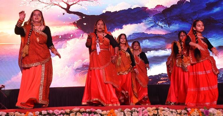 अवध की भूमि पर सोमवार को देवभूमि की समृद्ध सांस्कृतिक विरासत की खूबसूरत झलक देखने को मिली।