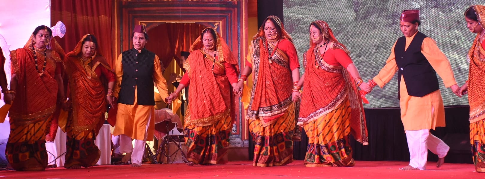 अवध की भूमि पर सोमवार को देवभूमि की समृद्ध सांस्कृतिक विरासत की खूबसूरत झलक देखने को मिली।