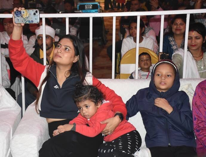 अवध की भूमि पर सोमवार को देवभूमि की समृद्ध सांस्कृतिक विरासत की खूबसूरत झलक देखने को मिली।