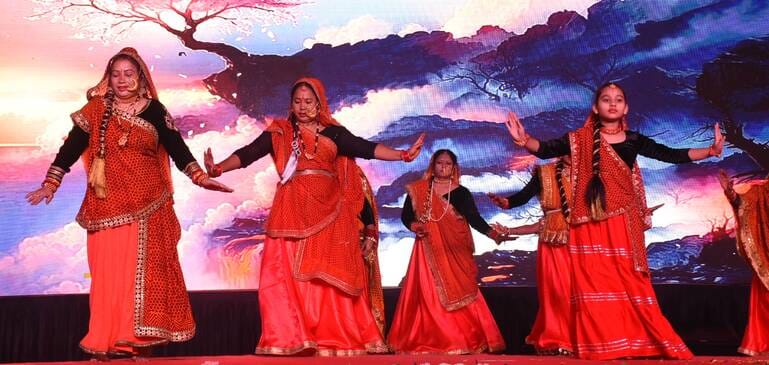 अवध की भूमि पर सोमवार को देवभूमि की समृद्ध सांस्कृतिक विरासत की खूबसूरत झलक देखने को मिली।