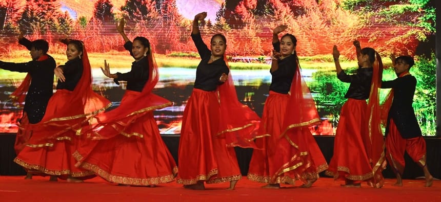 अवध की भूमि पर सोमवार को देवभूमि की समृद्ध सांस्कृतिक विरासत की खूबसूरत झलक देखने को मिली।