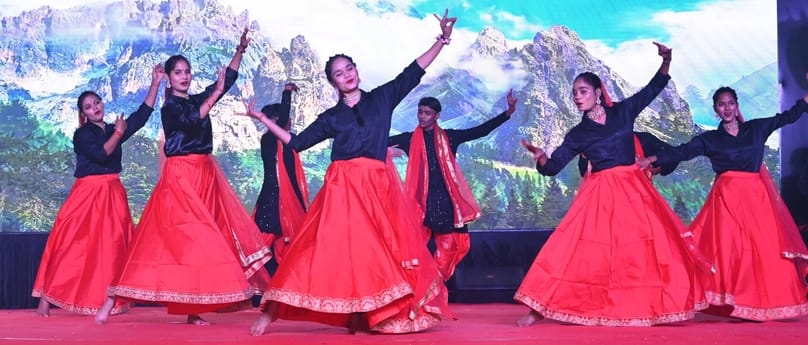 अवध की भूमि पर सोमवार को देवभूमि की समृद्ध सांस्कृतिक विरासत की खूबसूरत झलक देखने को मिली।