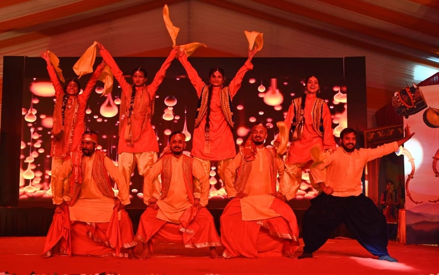 अवध की भूमि पर सोमवार को देवभूमि की समृद्ध सांस्कृतिक विरासत की खूबसूरत झलक देखने को मिली।
