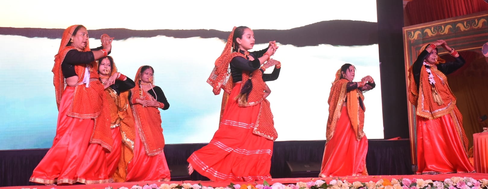 अवध की भूमि पर सोमवार को देवभूमि की समृद्ध सांस्कृतिक विरासत की खूबसूरत झलक देखने को मिली।