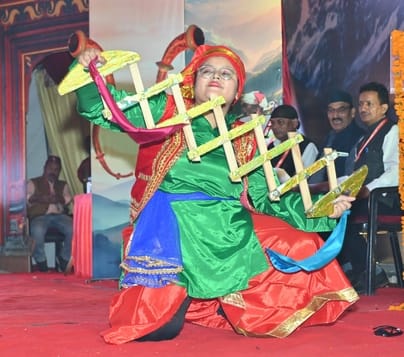 अवध की भूमि पर सोमवार को देवभूमि की समृद्ध सांस्कृतिक विरासत की खूबसूरत झलक देखने को मिली।