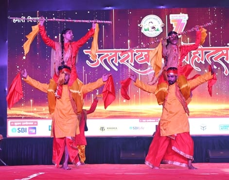 अवध की भूमि पर सोमवार को देवभूमि की समृद्ध सांस्कृतिक विरासत की खूबसूरत झलक देखने को मिली।