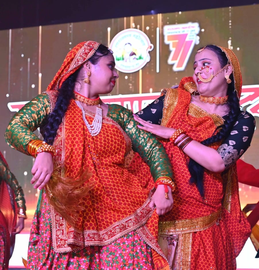 अवध की भूमि पर सोमवार को देवभूमि की समृद्ध सांस्कृतिक विरासत की खूबसूरत झलक देखने को मिली।