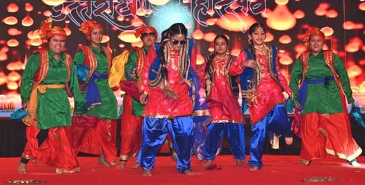 अवध की भूमि पर सोमवार को देवभूमि की समृद्ध सांस्कृतिक विरासत की खूबसूरत झलक देखने को मिली।