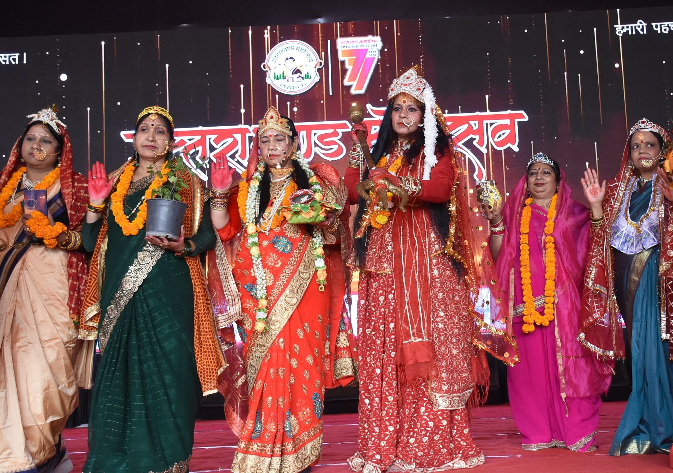 अवध की भूमि पर सोमवार को देवभूमि की समृद्ध सांस्कृतिक विरासत की खूबसूरत झलक देखने को मिली।