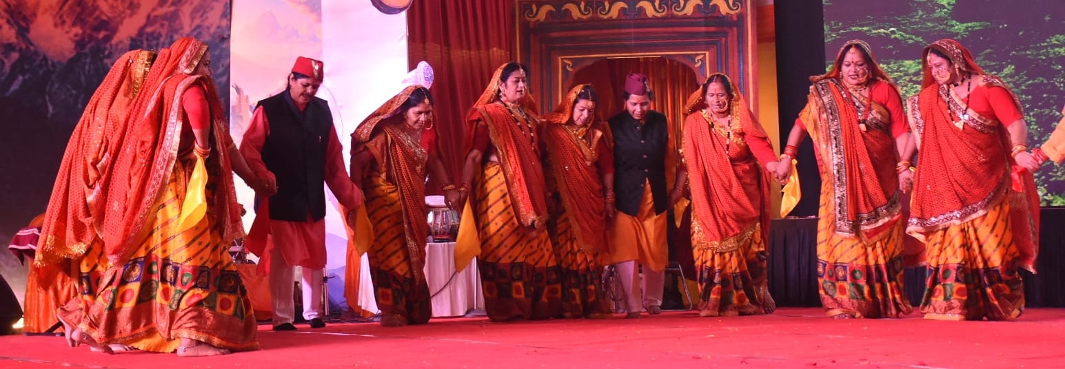 अवध की भूमि पर सोमवार को देवभूमि की समृद्ध सांस्कृतिक विरासत की खूबसूरत झलक देखने को मिली।