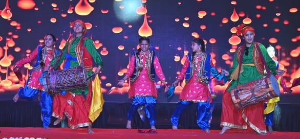 अवध की भूमि पर सोमवार को देवभूमि की समृद्ध सांस्कृतिक विरासत की खूबसूरत झलक देखने को मिली।