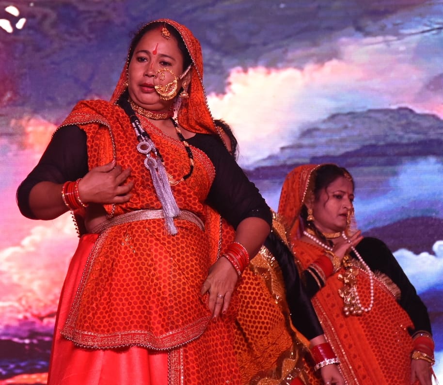 अवध की भूमि पर सोमवार को देवभूमि की समृद्ध सांस्कृतिक विरासत की खूबसूरत झलक देखने को मिली।