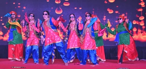 अवध की भूमि पर सोमवार को देवभूमि की समृद्ध सांस्कृतिक विरासत की खूबसूरत झलक देखने को मिली।