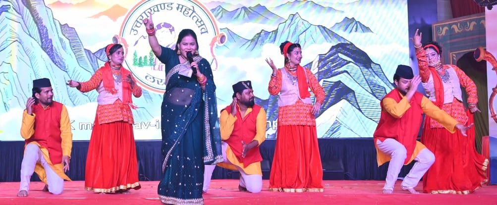 अवध की भूमि पर सोमवार को देवभूमि की समृद्ध सांस्कृतिक विरासत की खूबसूरत झलक देखने को मिली।