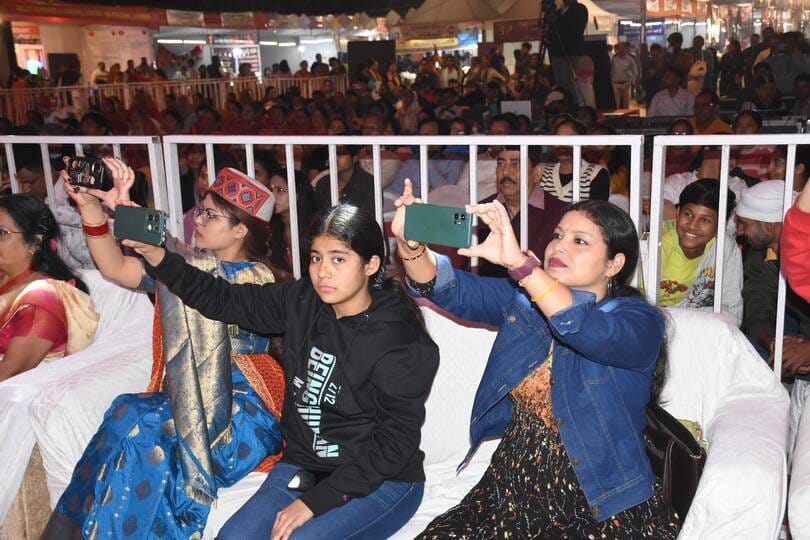 अवध की भूमि पर सोमवार को देवभूमि की समृद्ध सांस्कृतिक विरासत की खूबसूरत झलक देखने को मिली।