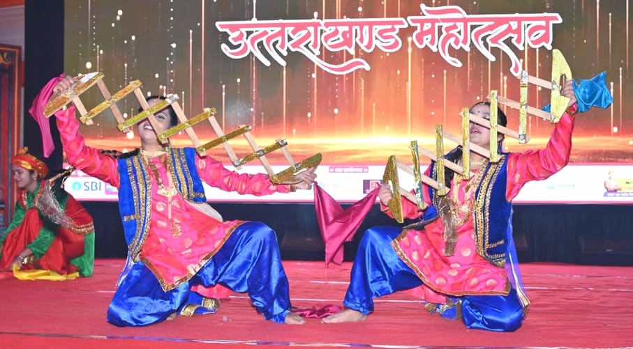 अवध की भूमि पर सोमवार को देवभूमि की समृद्ध सांस्कृतिक विरासत की खूबसूरत झलक देखने को मिली।