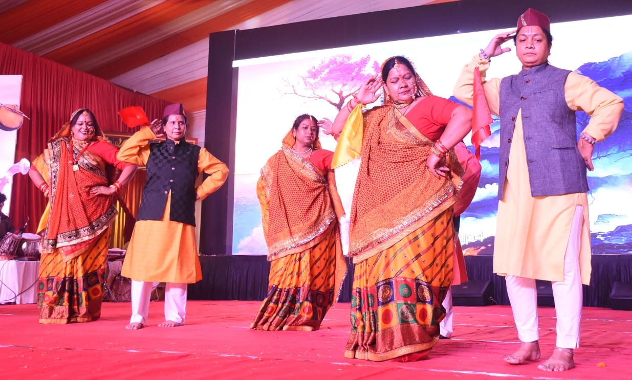 अवध की भूमि पर सोमवार को देवभूमि की समृद्ध सांस्कृतिक विरासत की खूबसूरत झलक देखने को मिली।