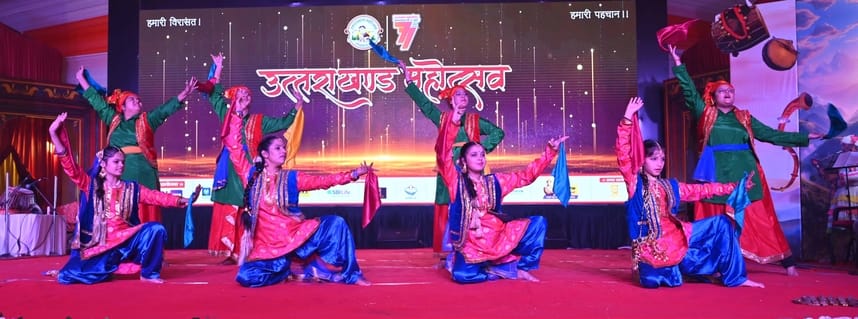 अवध की भूमि पर सोमवार को देवभूमि की समृद्ध सांस्कृतिक विरासत की खूबसूरत झलक देखने को मिली।