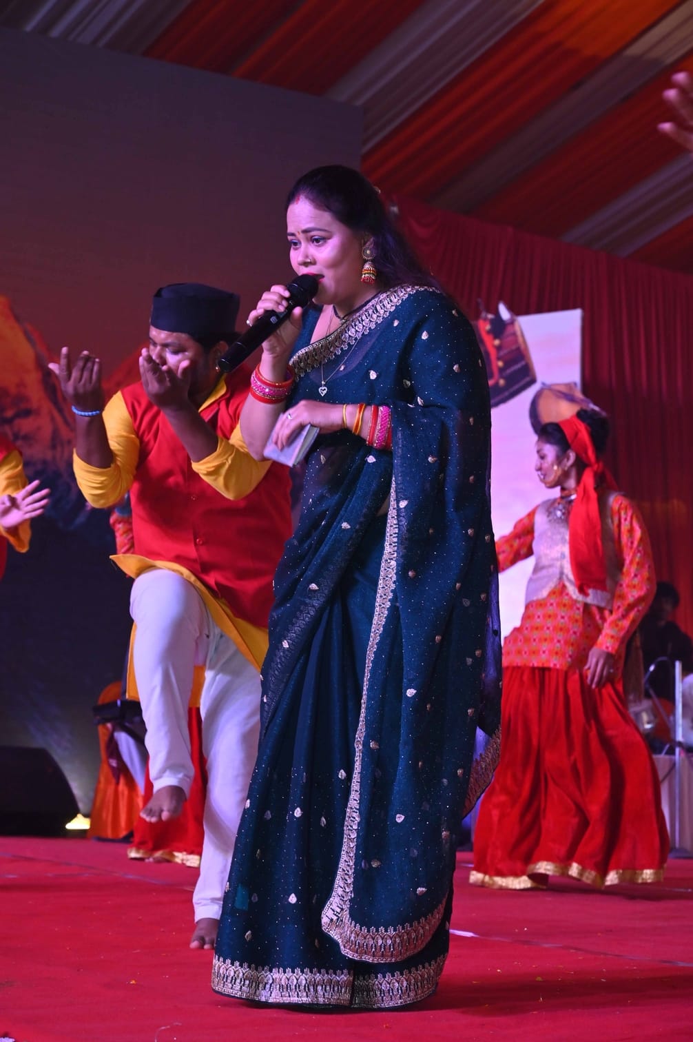 अवध की भूमि पर सोमवार को देवभूमि की समृद्ध सांस्कृतिक विरासत की खूबसूरत झलक देखने को मिली।