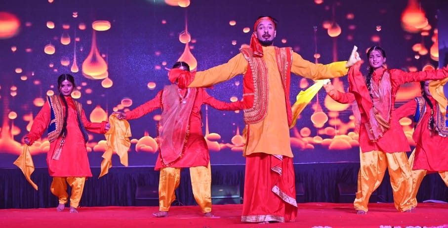 अवध की भूमि पर सोमवार को देवभूमि की समृद्ध सांस्कृतिक विरासत की खूबसूरत झलक देखने को मिली।