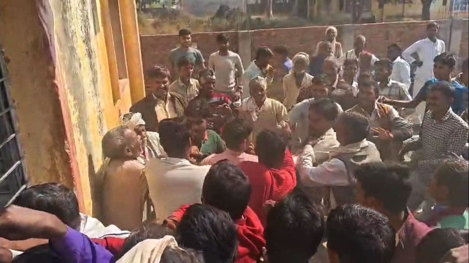 बहुउद्देशीय साधन सहकारी समिति रसूलपुर पर आपस में मारपीट करते किसान। स्रोत वीडियो ग्रैब बहुउद्देशीय साधन सहकारी समिति रसूलपुर पर आपस में मारपीट करते किसान। स्रोत वीडियो ग्रैब