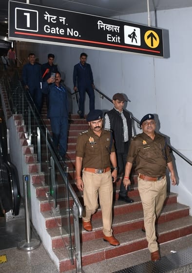 बाजार व मेट्रो स्टेशन पर श्वान दल के साथ जांच करती पुलिस। बाजार व मेट्रो स्टेशन पर श्वान दल के साथ जांच करती पुलिस।