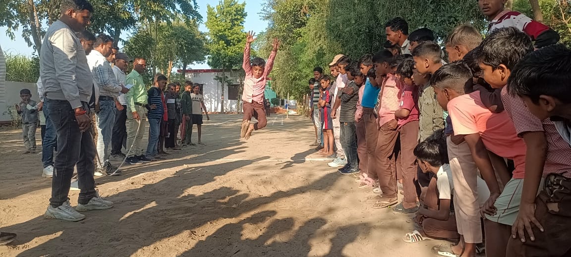 ब्लाक स्तरीय शैक्षिक क्रीडा प्रतियोगिता में दौड़ प्रतियोगिता में भाग लेते बच्चे- विभाग ब्लाक स्तरीय शैक्षिक क्रीडा प्रतियोगिता में दौड़ प्रतियोगिता में भाग लेते बच्चे- विभाग