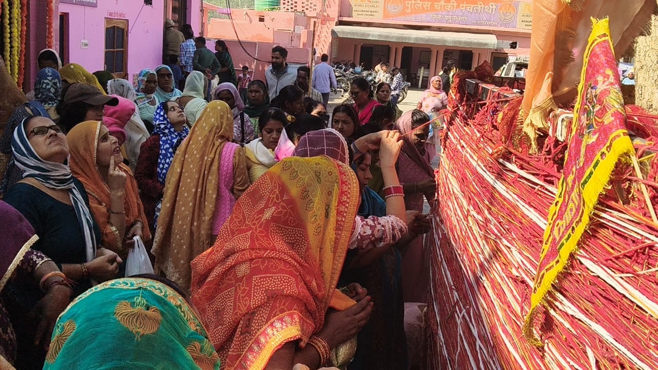 बेरी के पेड़ के पास दीपदान करते श्रद्धालु। संवाद