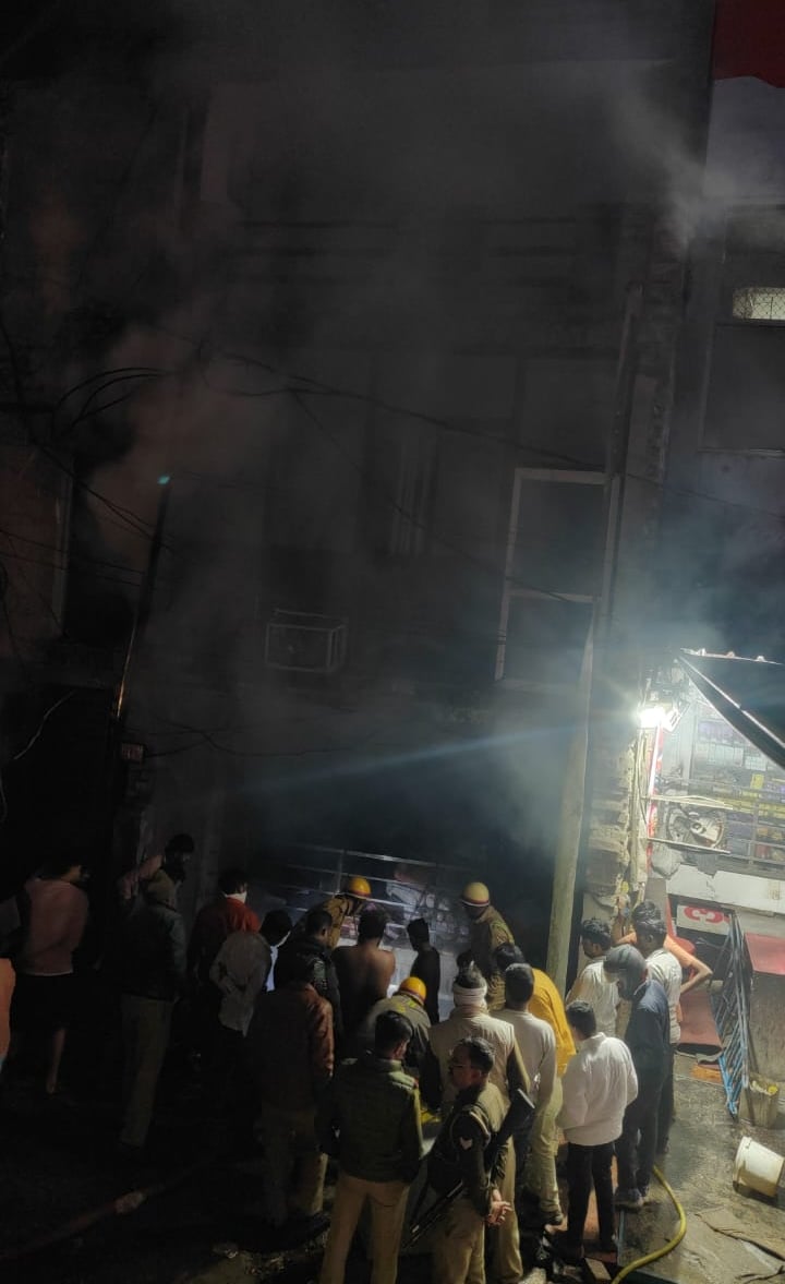 बंथरा इलाके में रविवार देर रात थोक किराना दुकान में आग लग गई। 