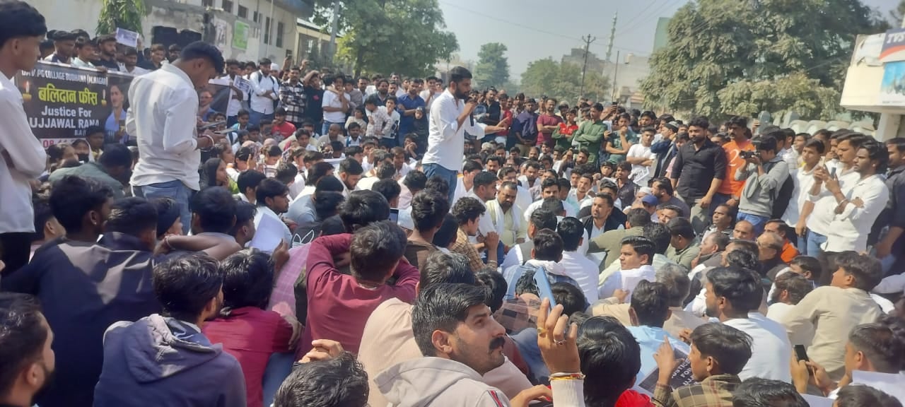 बुढ़ाना में डीएवी कॉलेज के सामने पंचायत में पहुंचे लोग : वीडियोग्रेब बुढ़ाना में डीएवी कॉलेज के सामने पंचायत में पहुंचे लोग : वीडियोग्रेब