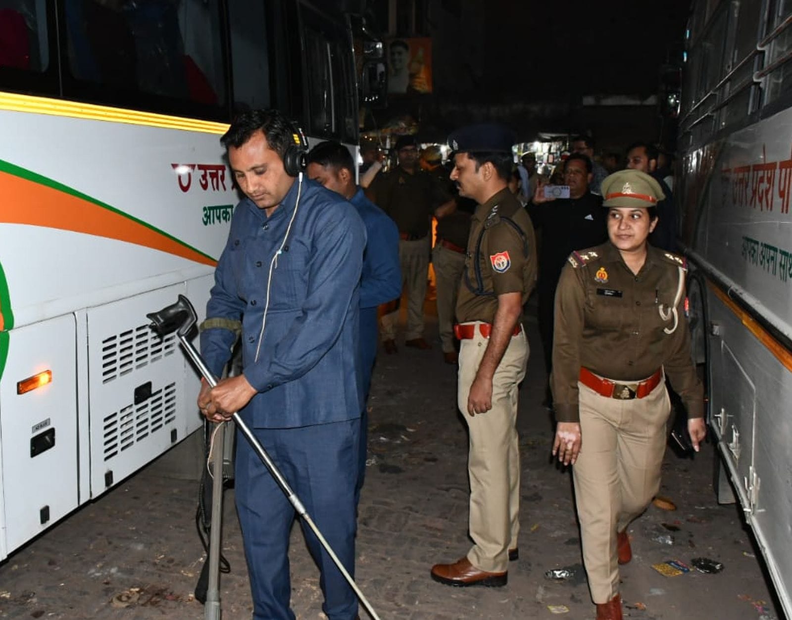 चैकिंग करने को लावेला चौक पर पहुंचे पुलिस अधिकारी। संवाद