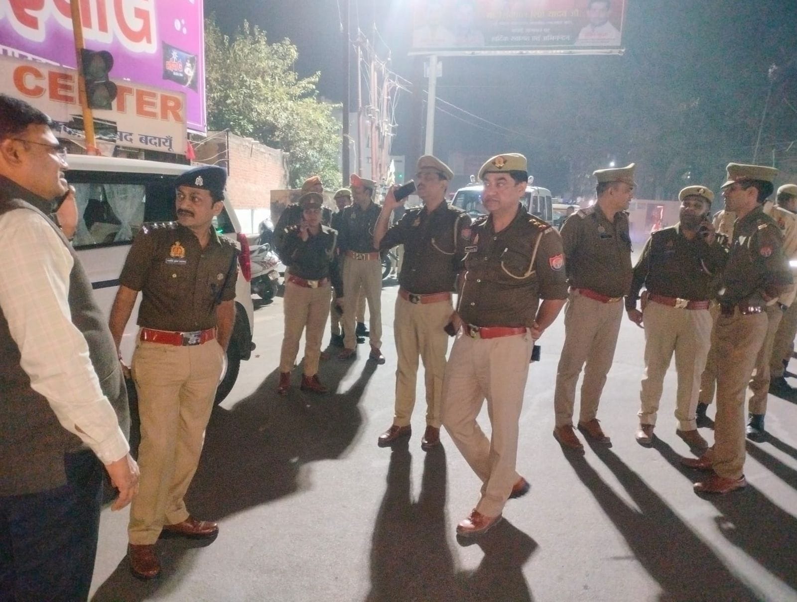 चैकिंग करने को लावेला चौक पर पहुंचे पुलिस अधिकारी। संवाद