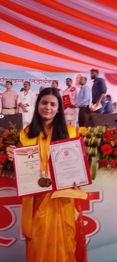 एआरसीपीजी कालेज मूड़ाडीहाबेग की दो छात्राओं को राज्यपाल ने सम्मानित किया -स्रोत स्वयं