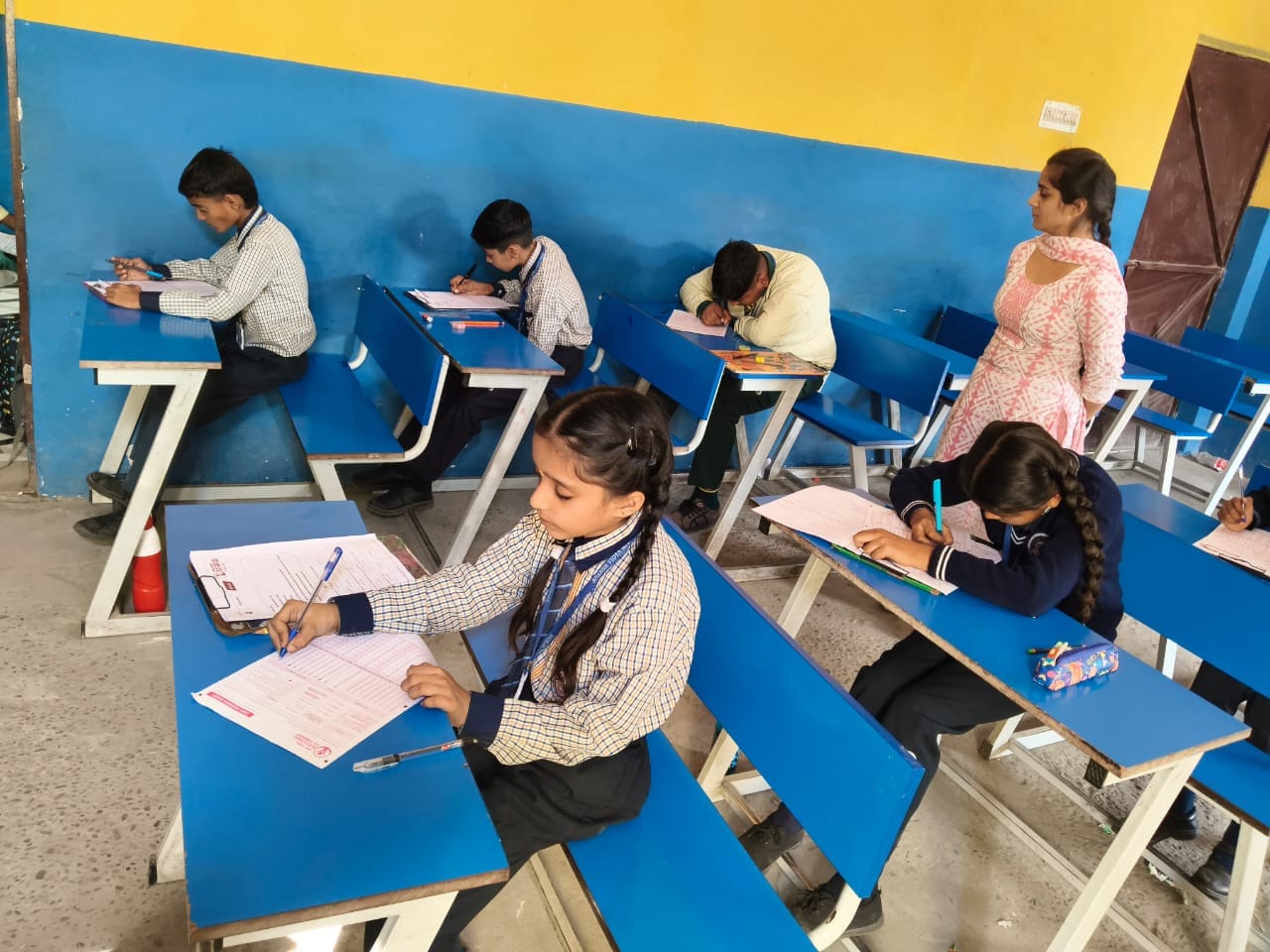 एसडी मॉडल स्कूल में परीक्षा देते विद्यार्थी। संवाद
