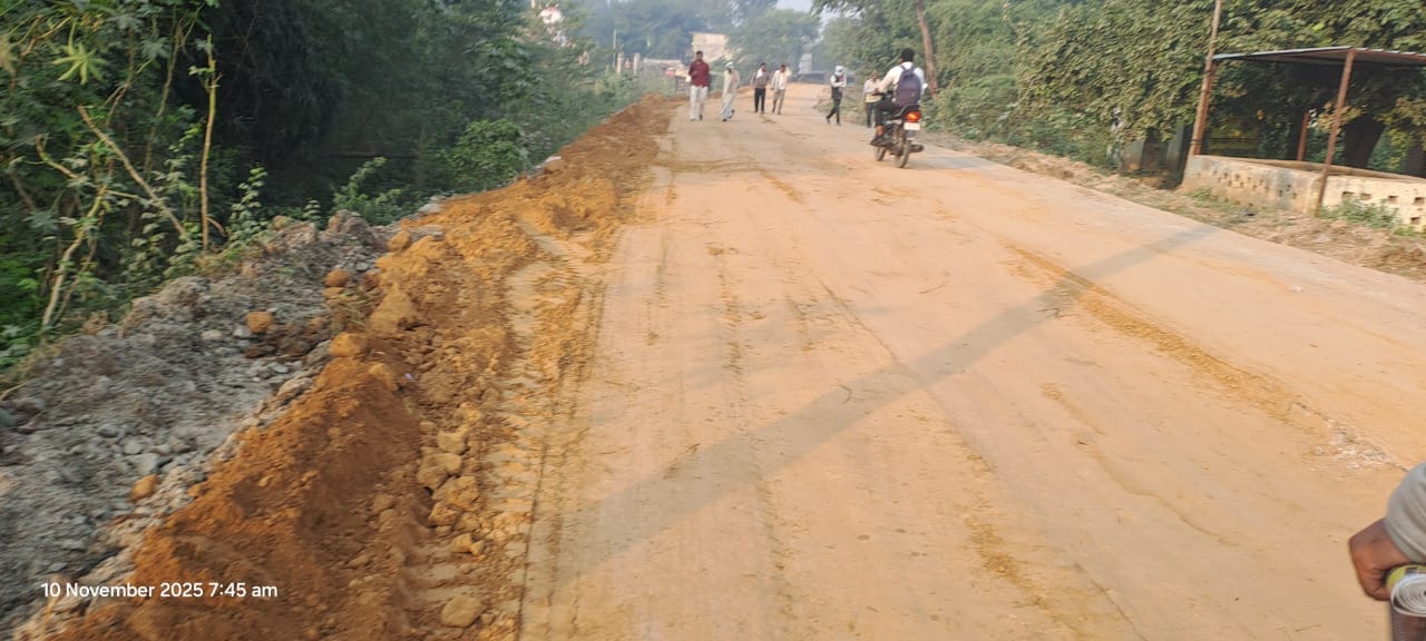 फोटो -02 ओवरब्रिज को बंद करते कर्मचारी। संवाद